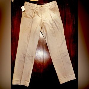 Dockers Signature Khaki. Classic Fit Pleated. Size 38x34